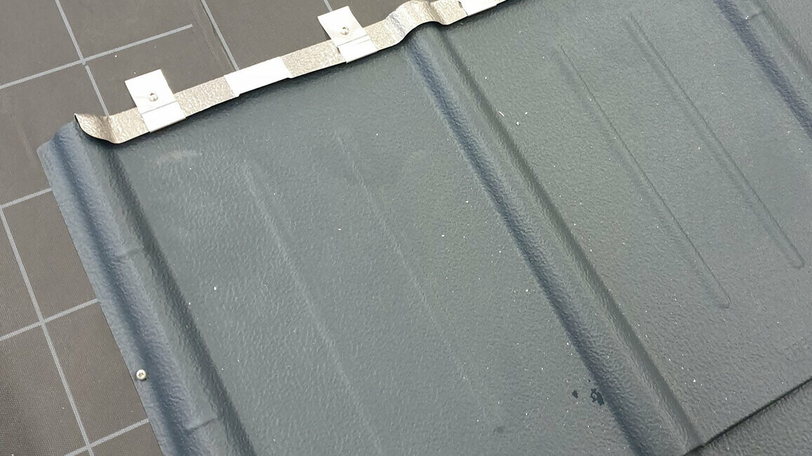 Die PREFA Dachplatte mit erhöhter Befestigung durch Clips.