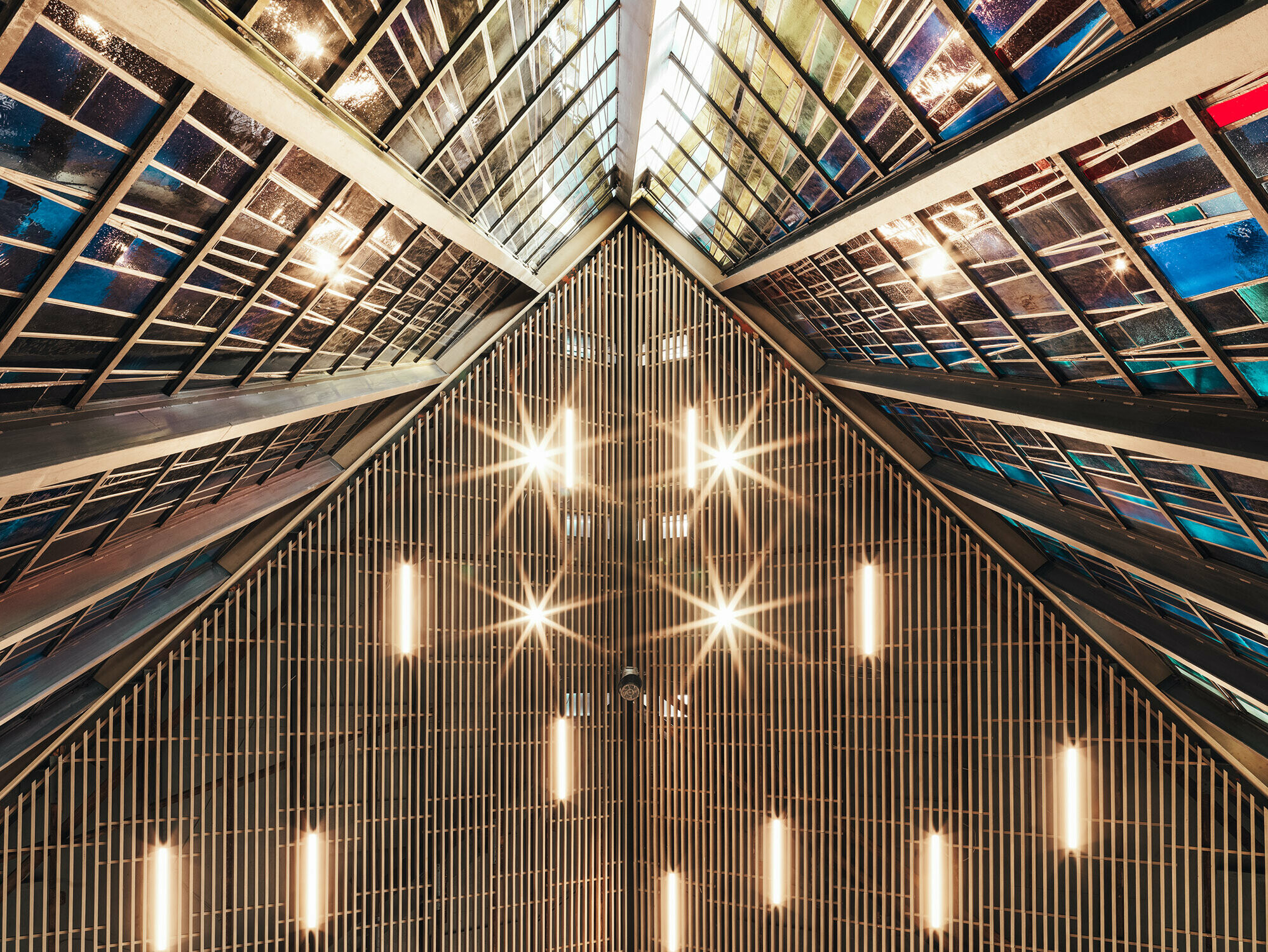 Stephanskirche in Köln, überdacht in Prefalz P.10 Dunkelgrau