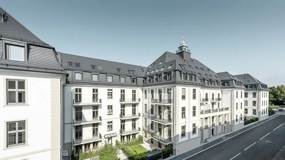Ein altes Krankenhaus renoviert zu Mehrfamilienhäusern und gedeckt in PREFALZ und Raute 29x29.