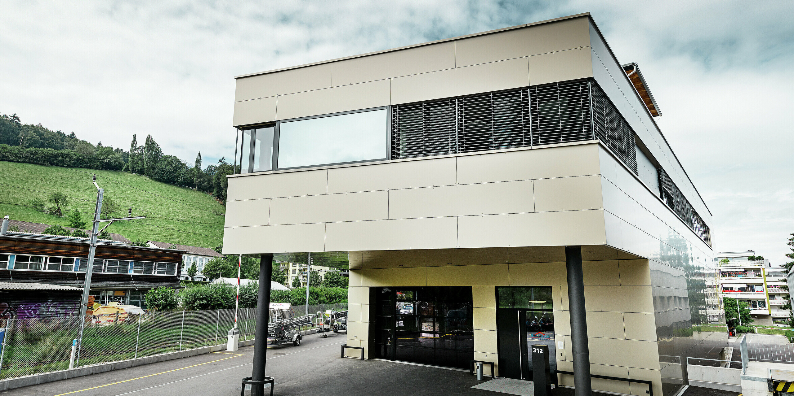 Die Rückseite des Firmengebäudes überzeugt durch eine großflächige PREFA Aluminiumfassade in Bronze. Die klare Linienführung und die filigrane Detailverarbeitung der Aluminium Verbundplatten zeigen die gestalterische und funktionale Qualität der PREFA Lösung.