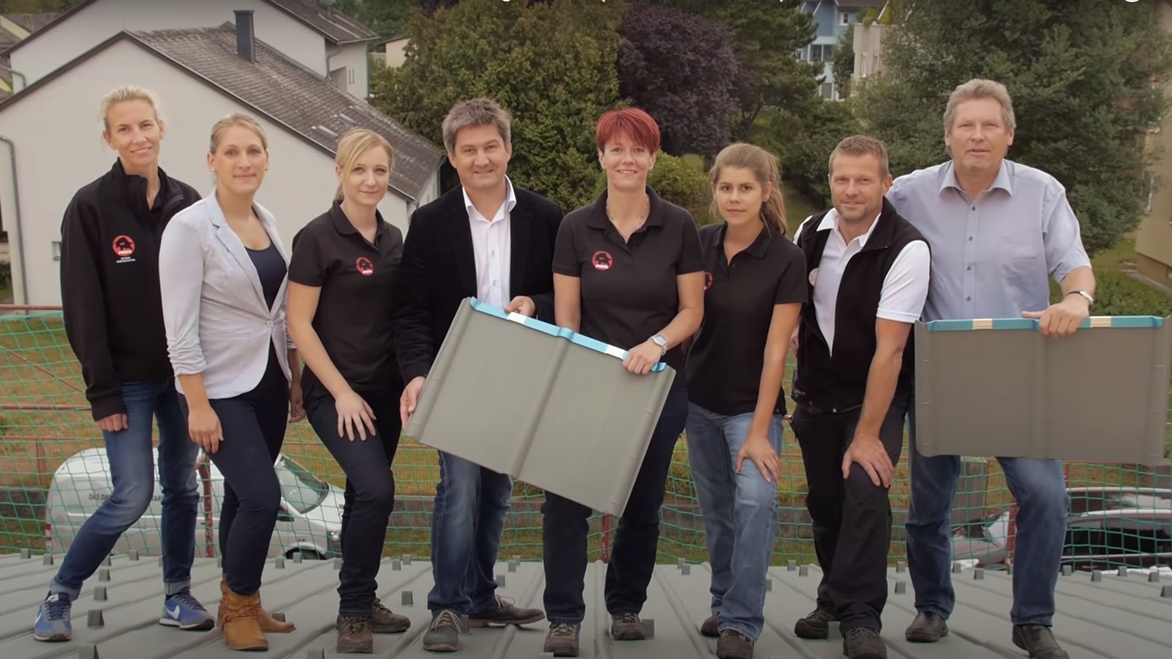 Gemeinsam mit Spenglerei Resch aus Zeiselmauer decken 4 PREFA Mitarbeiterinnnen das in die Jahre gekommene Kinderwohnhaus der Pro Juventute in Langenlebarn.