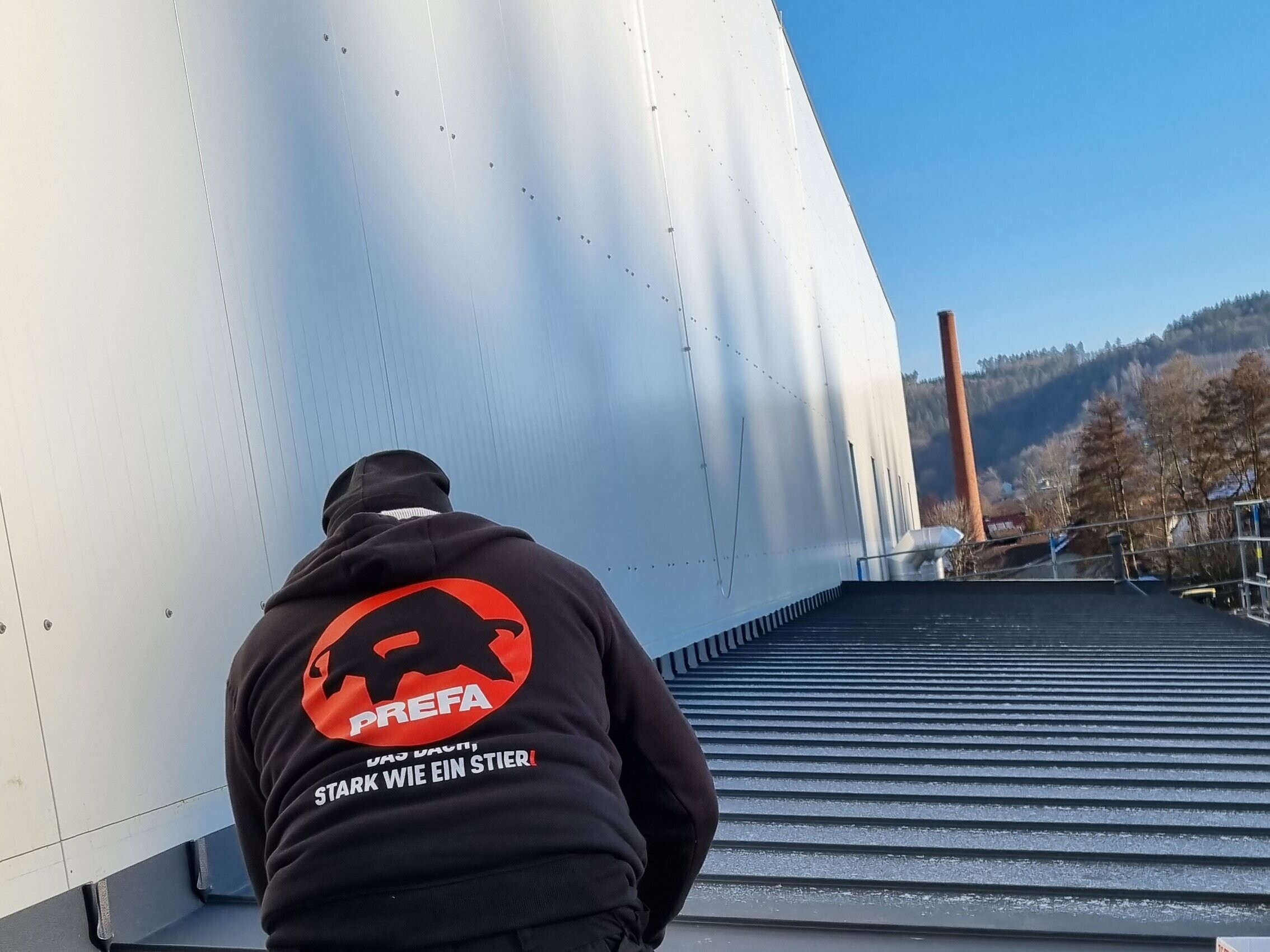 Die neue Lagerhalle in Wasungen wird bald eröffnet und mit PREFALZ in Anthrazit P.10 gedeckt