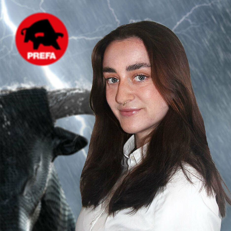 Assistentin für das technische Marketing, Lea Uetrecht, vor dem PREFA Hintergrund.