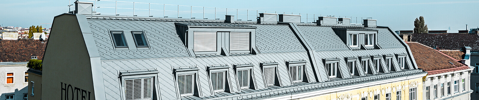 Dachgeschoßausbau des Hotel Schönbrunn in Wien, eingedeckt wurde das Dach mit der PREFA Dachraute aus Aluminium.