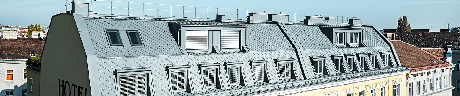 Dachgeschoßausbau des Hotel Schönbrunn in Wien, eingedeckt wurde das Dach mit der PREFA Dachraute aus Aluminium.