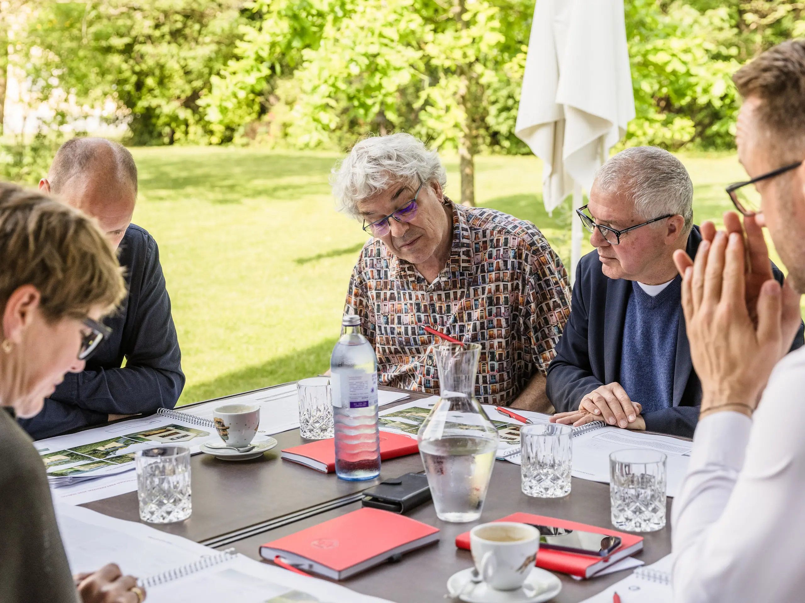 Bei der Auswahl der PREFARENZEN 2026 Projekte kam es zu einer engagierten Diskussion der Jury. Die Experten sitzen rund um Moderator Matthias Finkentey und analysieren die eingereichten Architekturkonzepte sorgfältig. Im Mittelpunkt stehen die Qualität, der Innovationsgrad und der gestalterische Einsatz von PREFA-Aluminiumlösungen. Die Sitzung fand im inspirierenden Außenbereich der Winzerresidenz im burgenländischen Seewinkel statt.