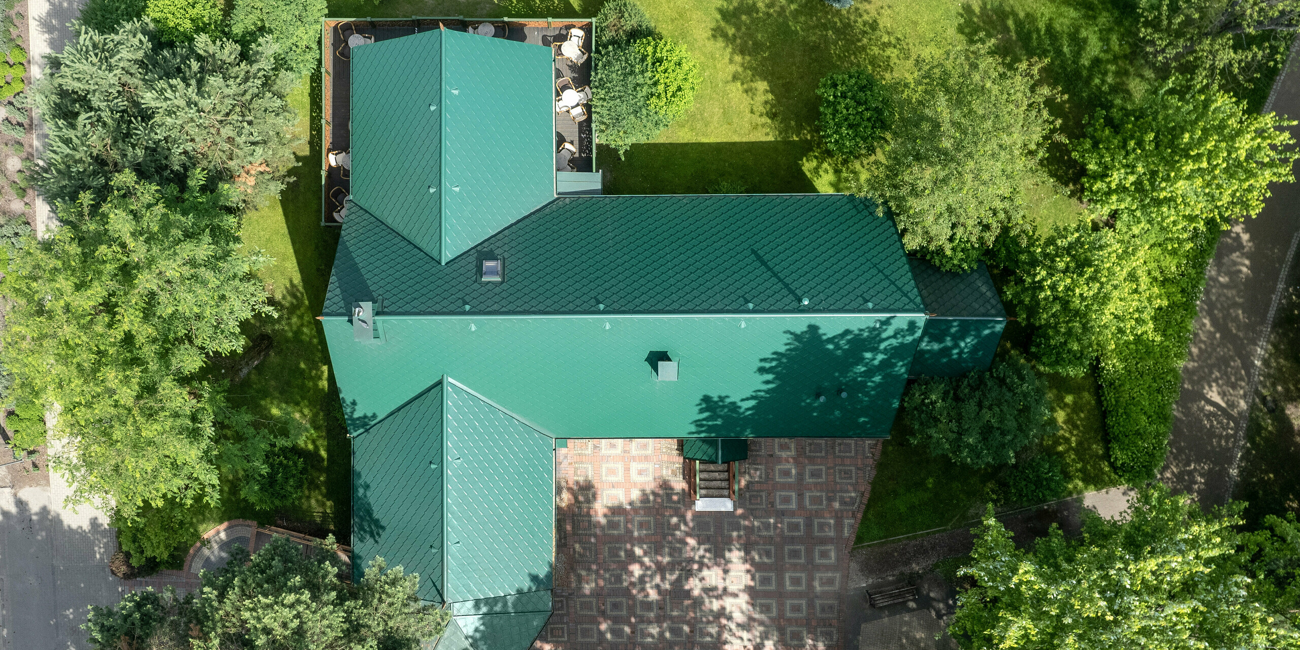 Cukiernia Sosenka mit PREFA Dachraute 44 × 44 sowie Ablaufrohr und Hängerinne in Moosgrün