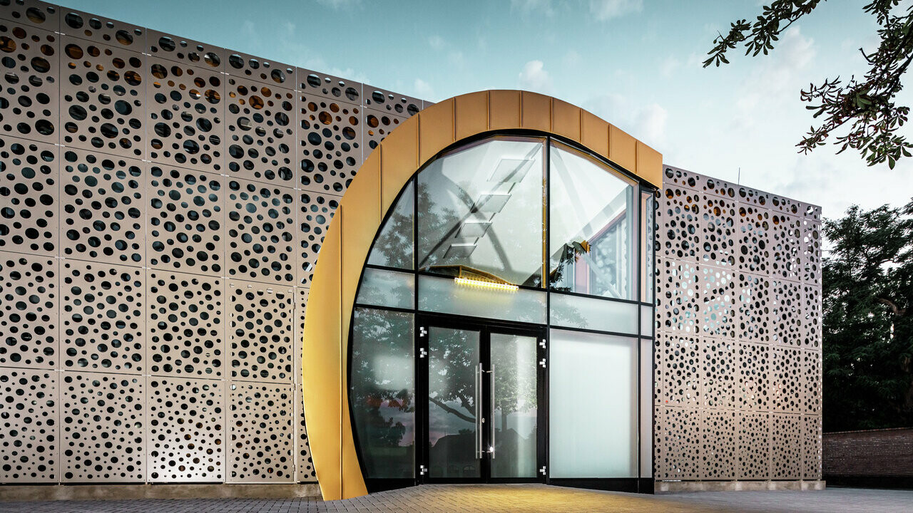 Außergewöhnlich und modern - die PREFABOND Aluminium Verbundplatten - Fassade eines Gebäudes in Ungarn.