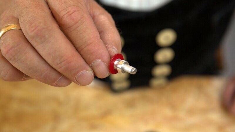 Mit der Fassadenniet mit Festpunkthülse 9,5x5,1 mm wird ein Festpunkt gesetzt