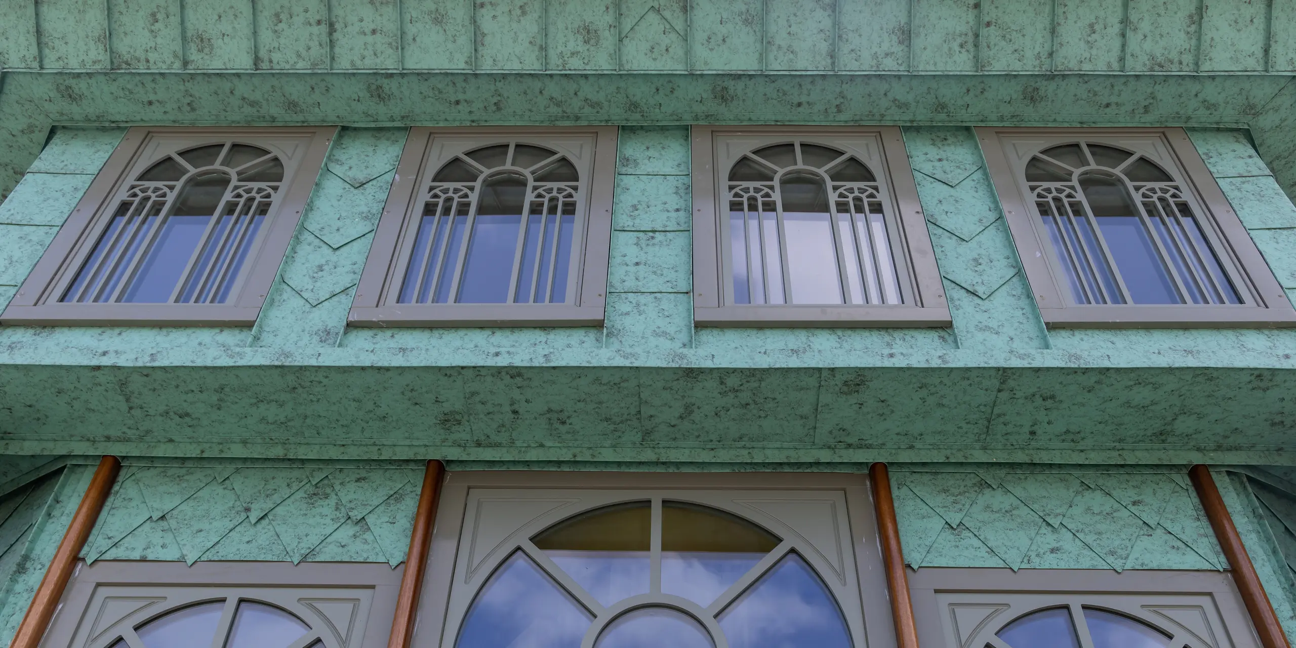 Fassade aus PREFALZ in P.10 Patina Grün