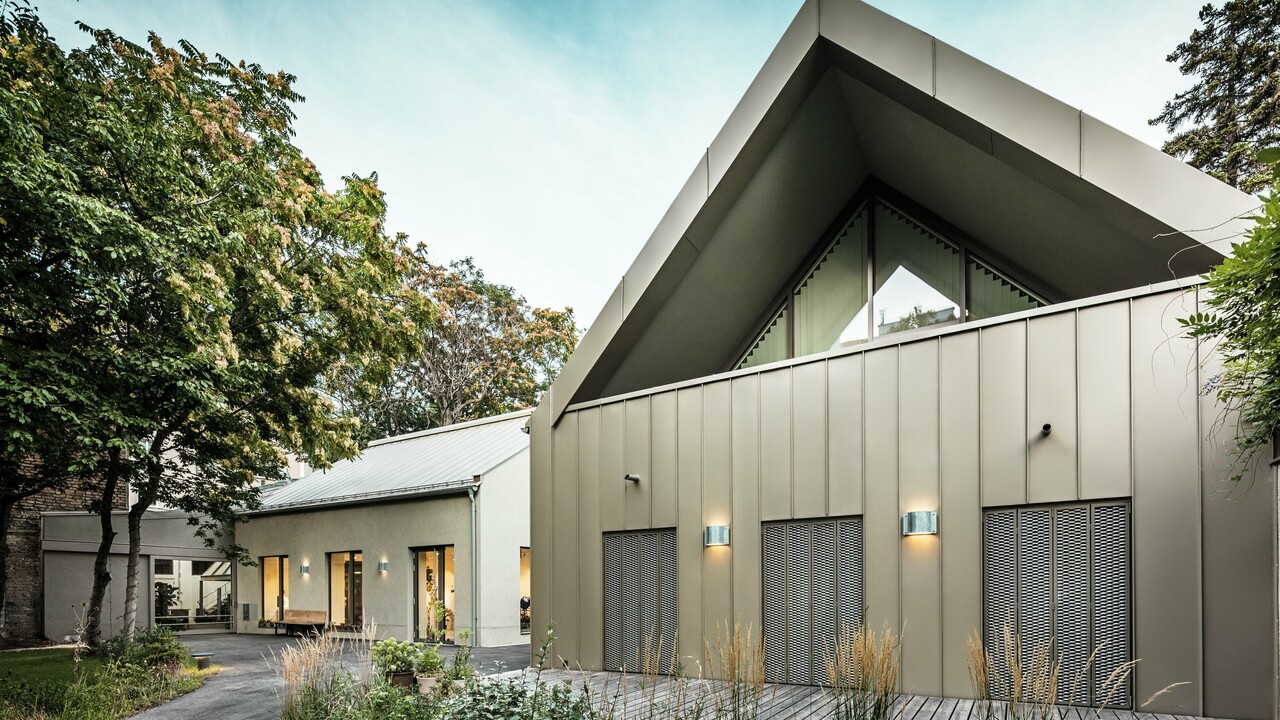 Vorderansicht des Studio Comploj in Wien mit PREFALZ-Aluminiumfassade in P.10 Prefabronze. Die moderne Glashütte vereint handwerkliches Können mit zeitgenössischer Architektur.