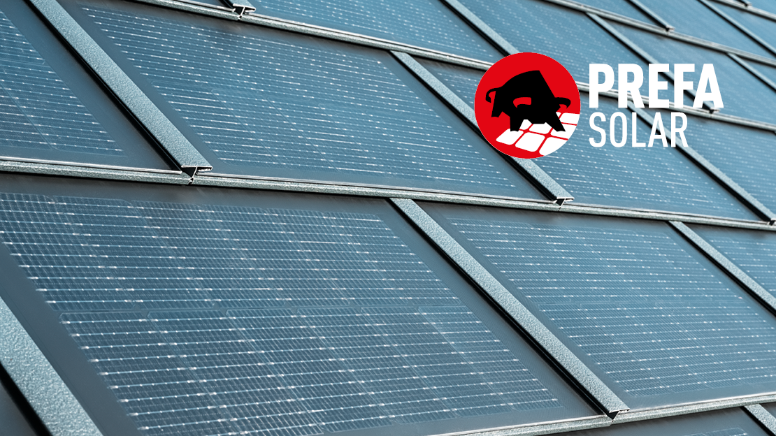 Detailaufnahme der verlegten kleinen Solardachplatte. Die kleine Solardachplatte in der Farbe Anthrazit wurde mit der Dachplatte R.16 kombiniert. In der rechten oberen Ecke ist das PREFA Solar Logo zu sehen.