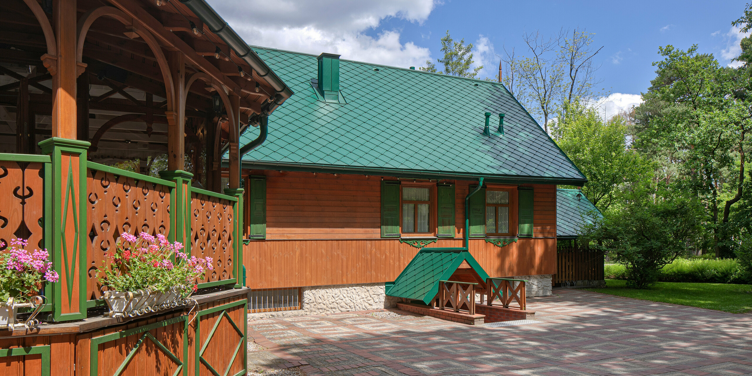 Cukiernia Sosenka mit PREFA Dachraute 44 × 44 sowie Ablaufrohr und Hängerinne in Moosgrün