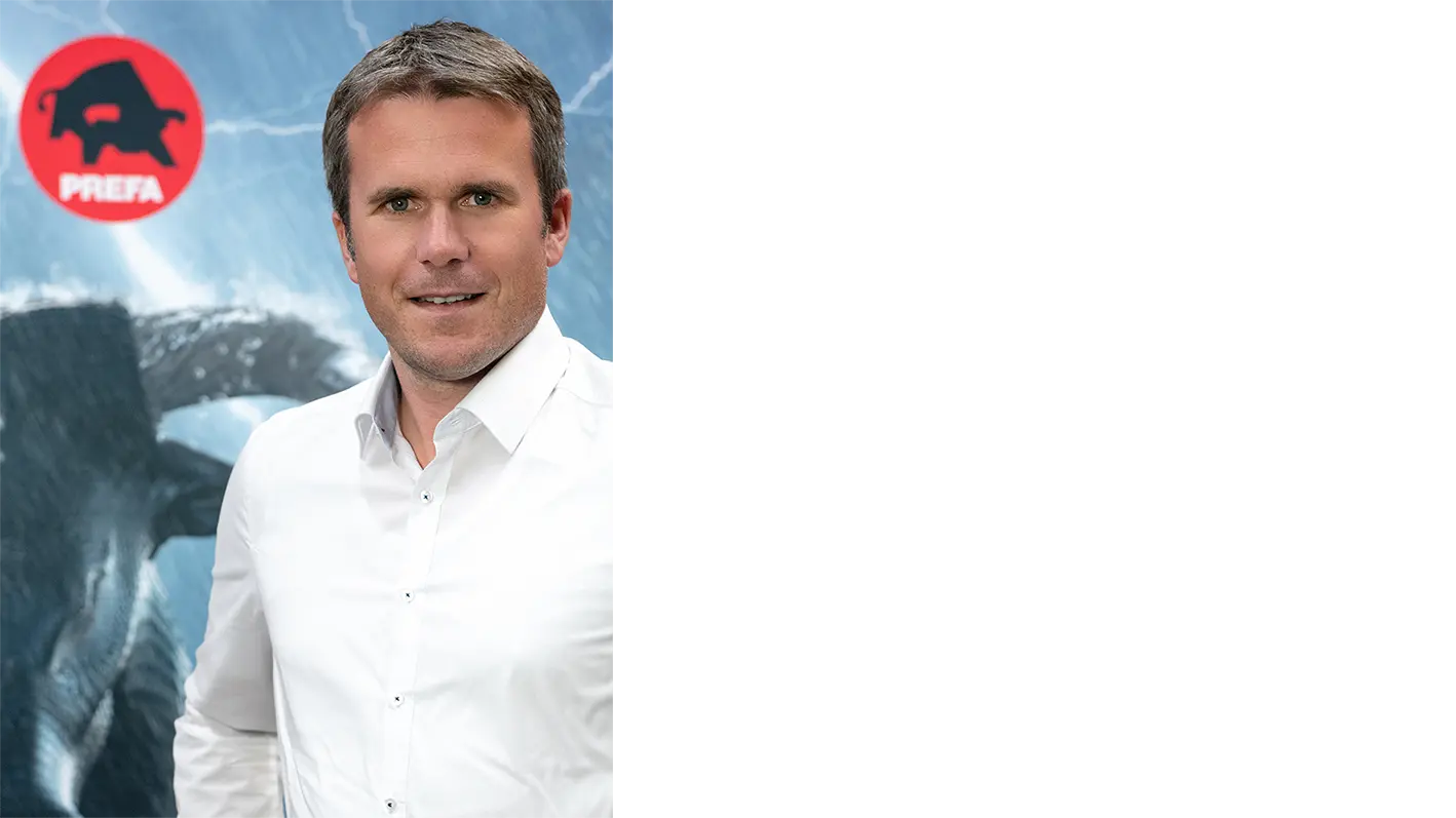 PREFA Geschäftsführer Tobias Goetz vor einem PREFA Banner