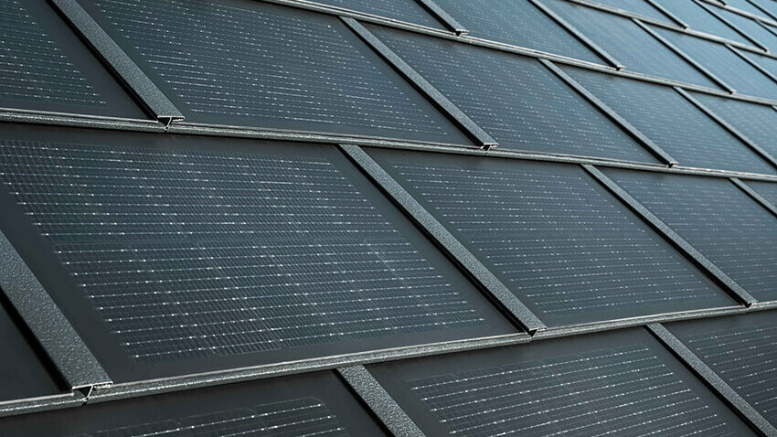 Nahaufnahme der PREFA Solardachplatte in kleiner Ausführung
