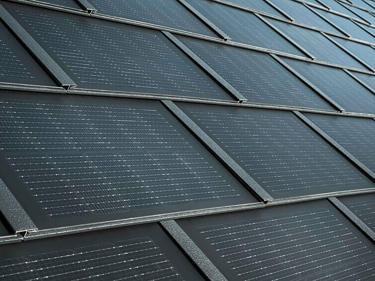Fotografija solarne strešne plošče PREFA v mali izvedbi