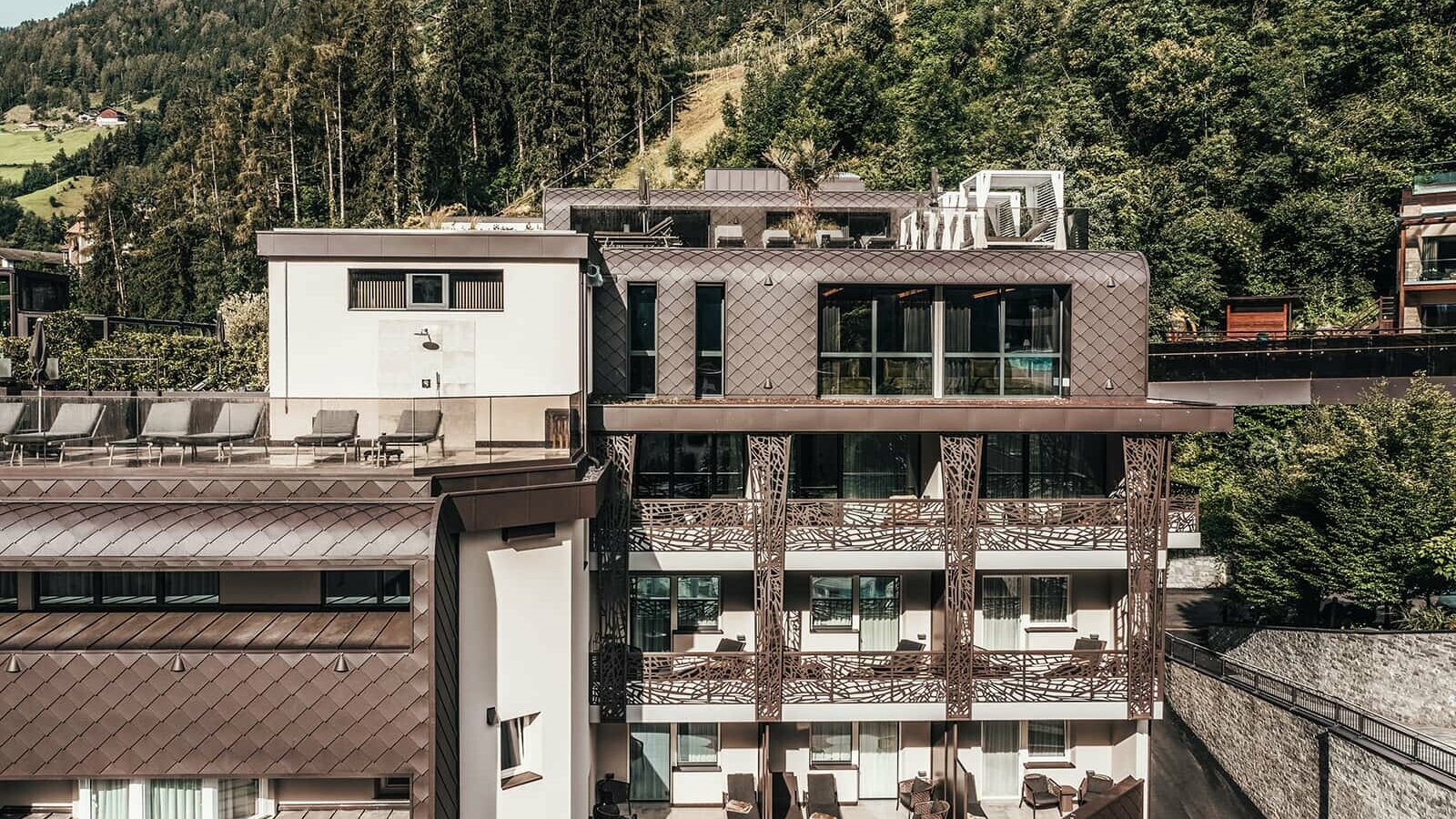 Der Umbau des Quellenhofs in Südtirol mit PREFA Fassadenschindeln 29x29 in P.10 nussbraun