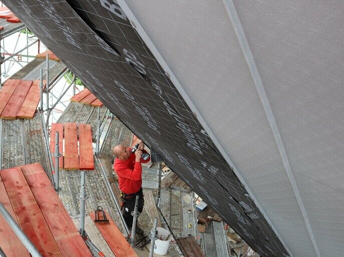 Wasserturm in Dreißigacker gedeckt in PREFALZ Silbermetalic Stucco Aufnahme bei den Bauarbeiten 