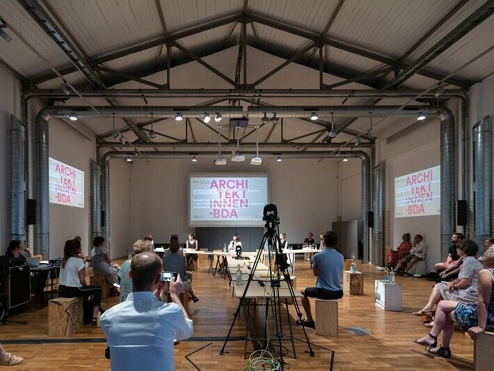 „Es war wirklich großartig. So viel Expertise in einem Raum war wirklich beeindruckend. Das würde manch einen Mann zum Nachdenken anregen!“, erzählt Cindy Kaufmann, Projektplanerin bei PREFA. „Die Veranstaltung ließ auf mondäne und trotzdem legere Weise viel Platz für einen angeregten Austausch von Ansichten, Gedanken und Ideen. Der Austausch fiel gerade bei der Finnisage leicht und man wurde geradezu von alleine angesprochen, da wir uns bei der ersten Veranstaltung ja bereits alle gesehen hatten.“  Die Veranstaltung war ein voller Erfolg für die Architektencommunity. Doch ab jetzt beginnt sich das Rad erst zu drehen. Es werden weitere Veranstaltungen folgen, die darauf abzielen die Arbeit der Frauen in der Architektur zu stärken und herauszustellen.  Die PREFA GmbH freut sich darauf ein Teil eines neuen und starken Netzwerkes zu sein, dass das Female Empowerement in der Architektur weiter unterstützt.