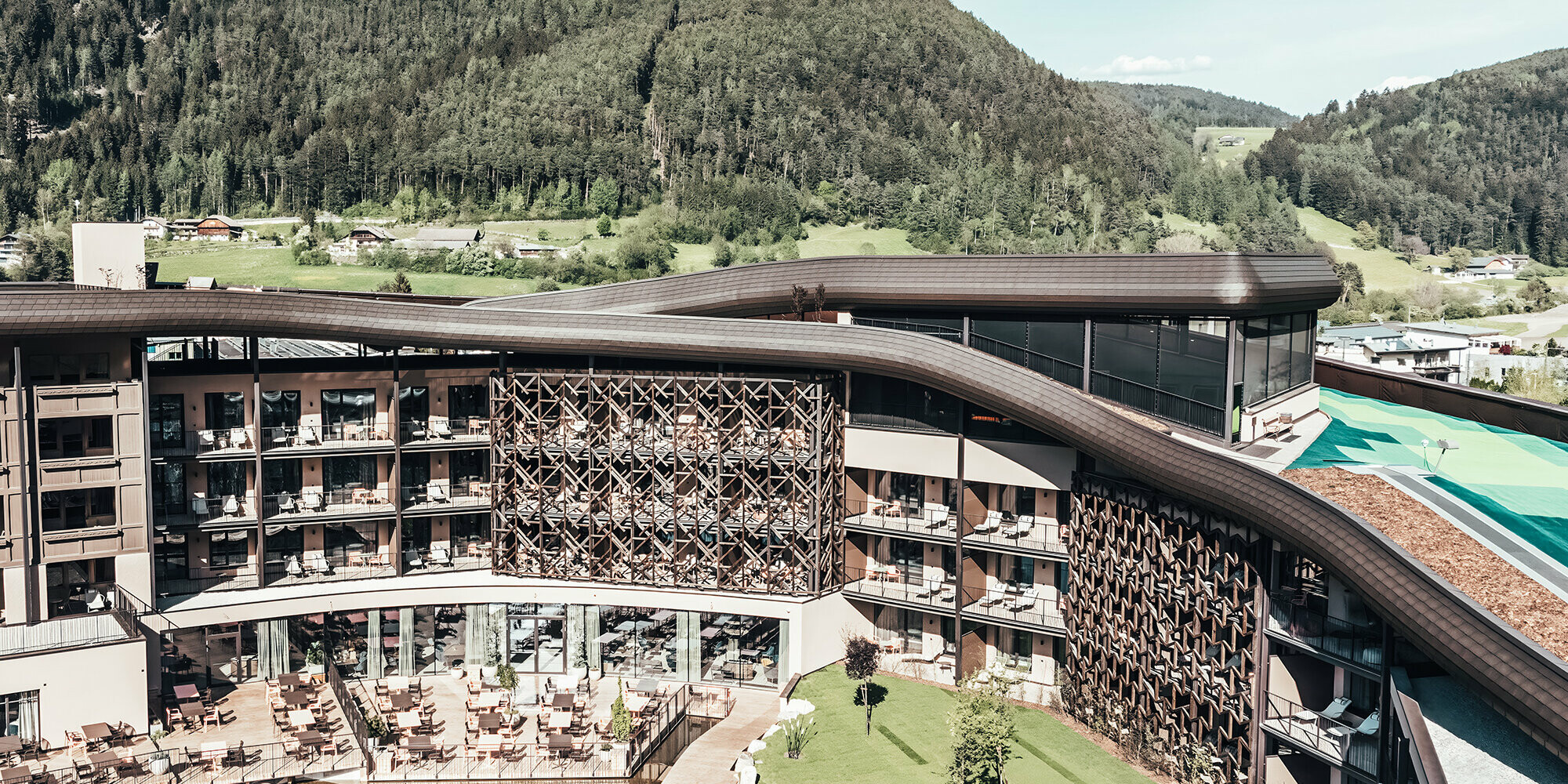 Blick auf das Falkensteiner Hotel mit hügeligem Hintergrund.