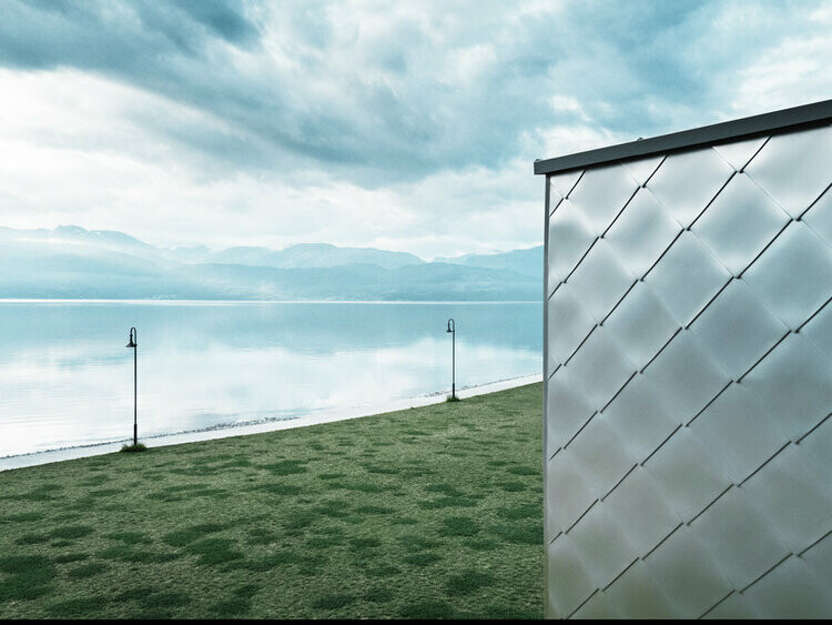 Das Bild zeigt eine Nahaufnahme eines Mehrzweckgebäudes, das ardangerbadet Healthcare Center zu sehen. Diese wurde mit der Wandraute 44x44 in Naturblank eingedeckt. der Hardangerfjord ist im Hintergrund zu sehen..