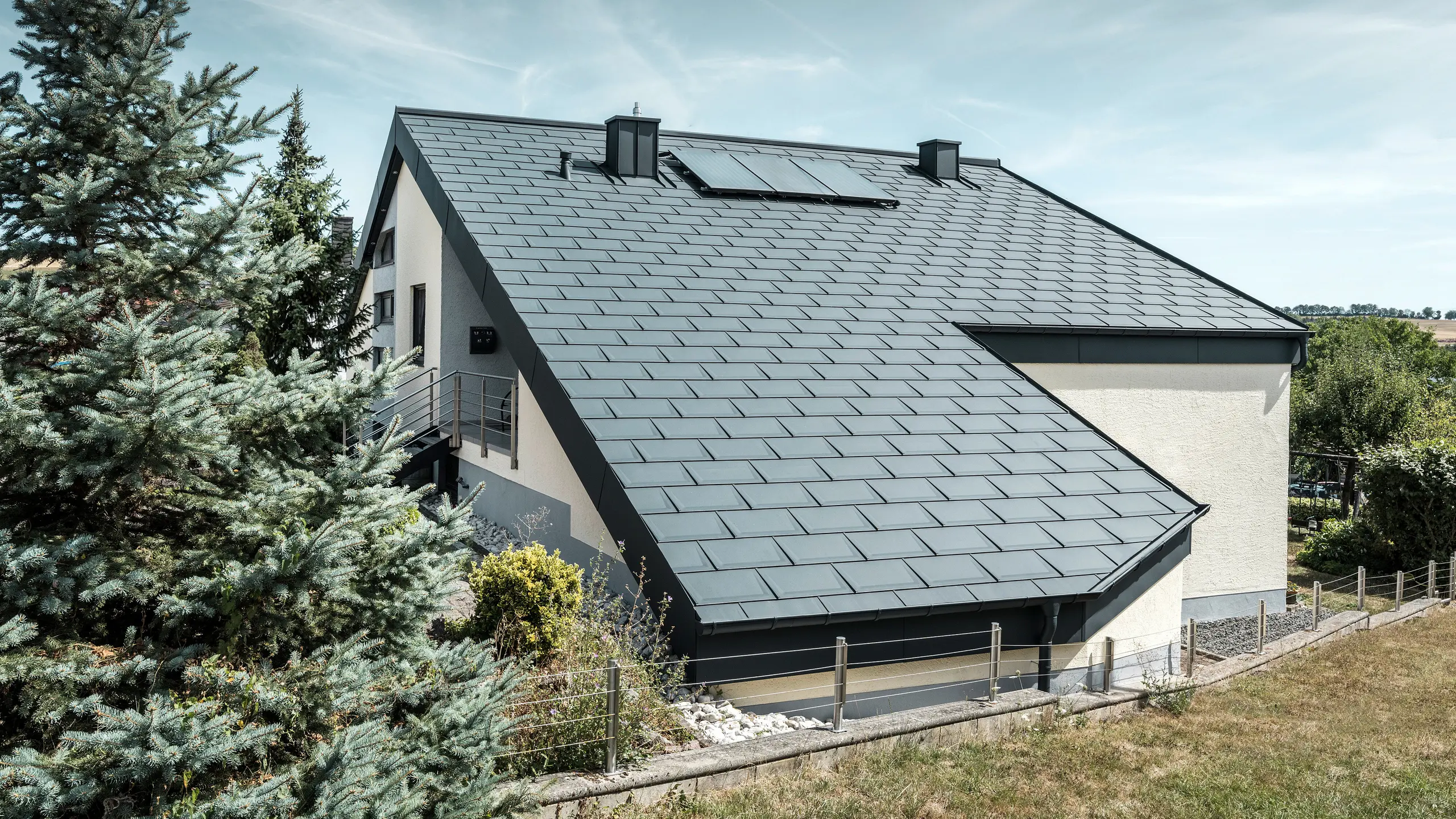 Einfamilienhaus in Newel-Besslich mit PREFA Dachplatte R.16 und PREFA Dachentwässerungssystem in anthrazit