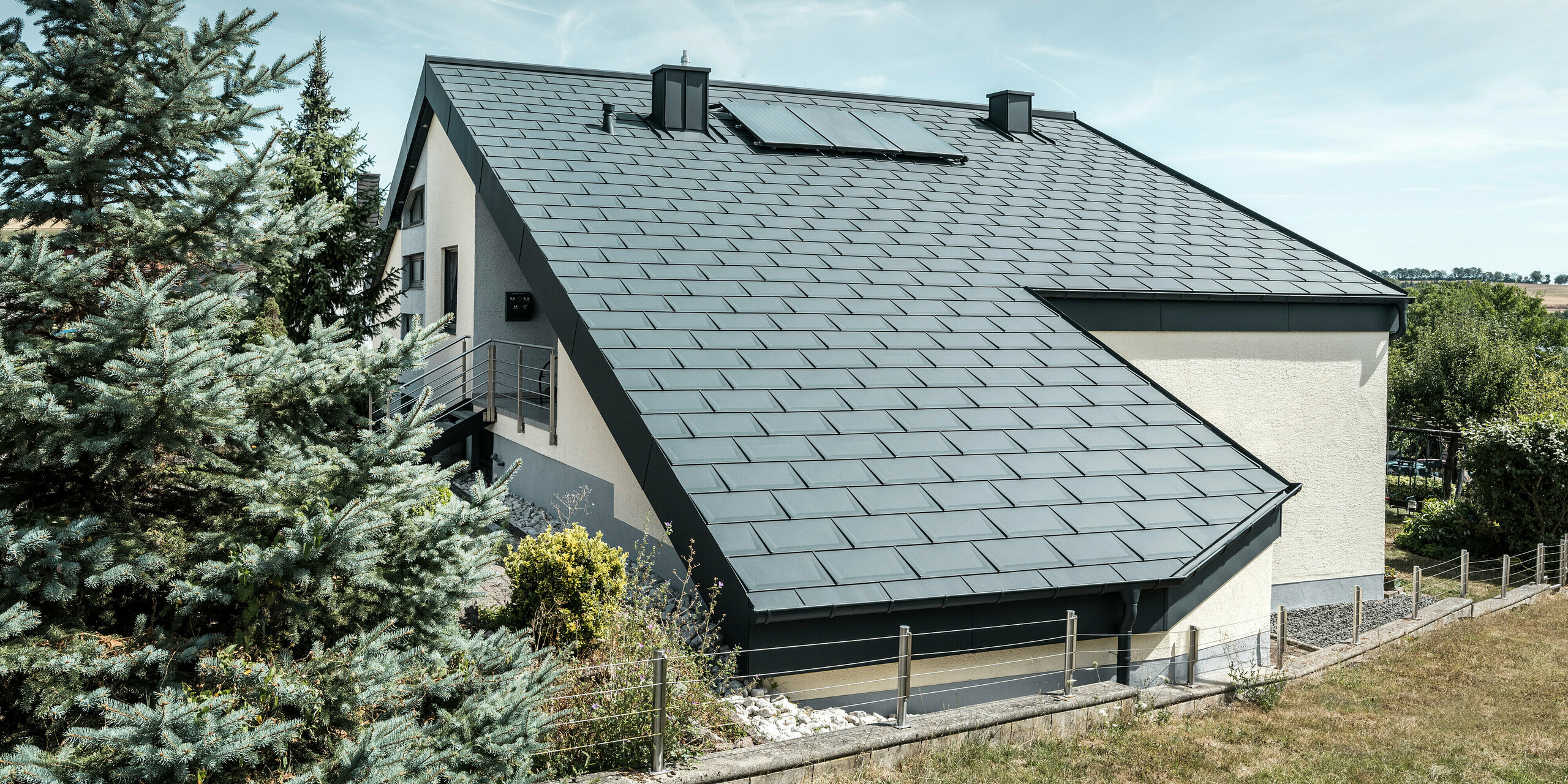 Einfamilienhaus in Newel-Besslich mit PREFA Dachplatte R.16 und PREFA Dachentwässerungssystem in anthrazit