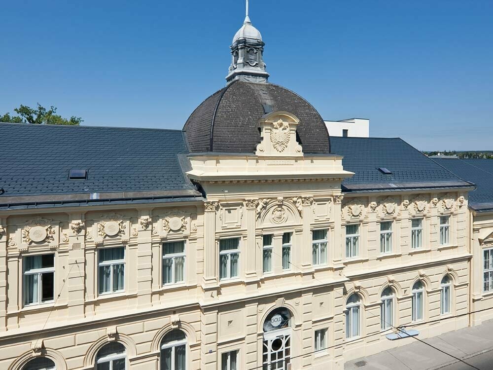 Stadtsäle in St. Pölten mit neuem Dach. Verlegt wurden Dachschindeln von PREFA in der Farbe Anthrazit.