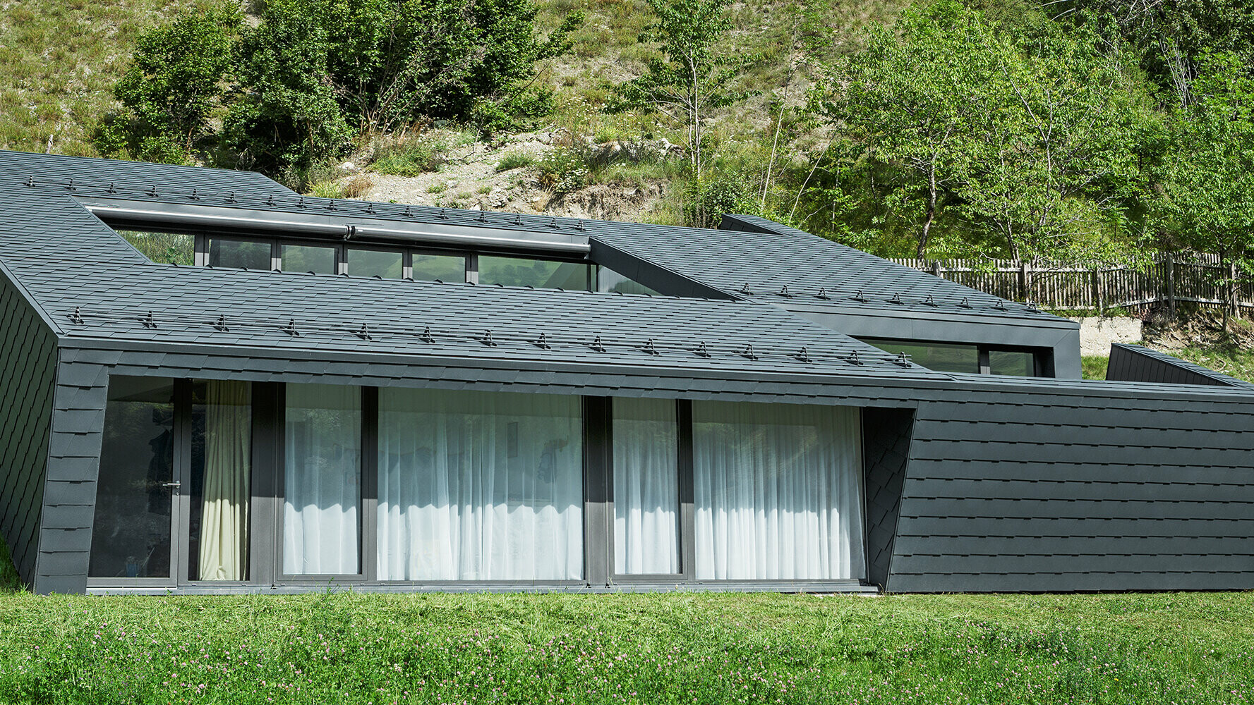 Außergewöhnliche Villa in Gebirgslage mit PREFA Dach- und Wandschindeln in Anthrazit