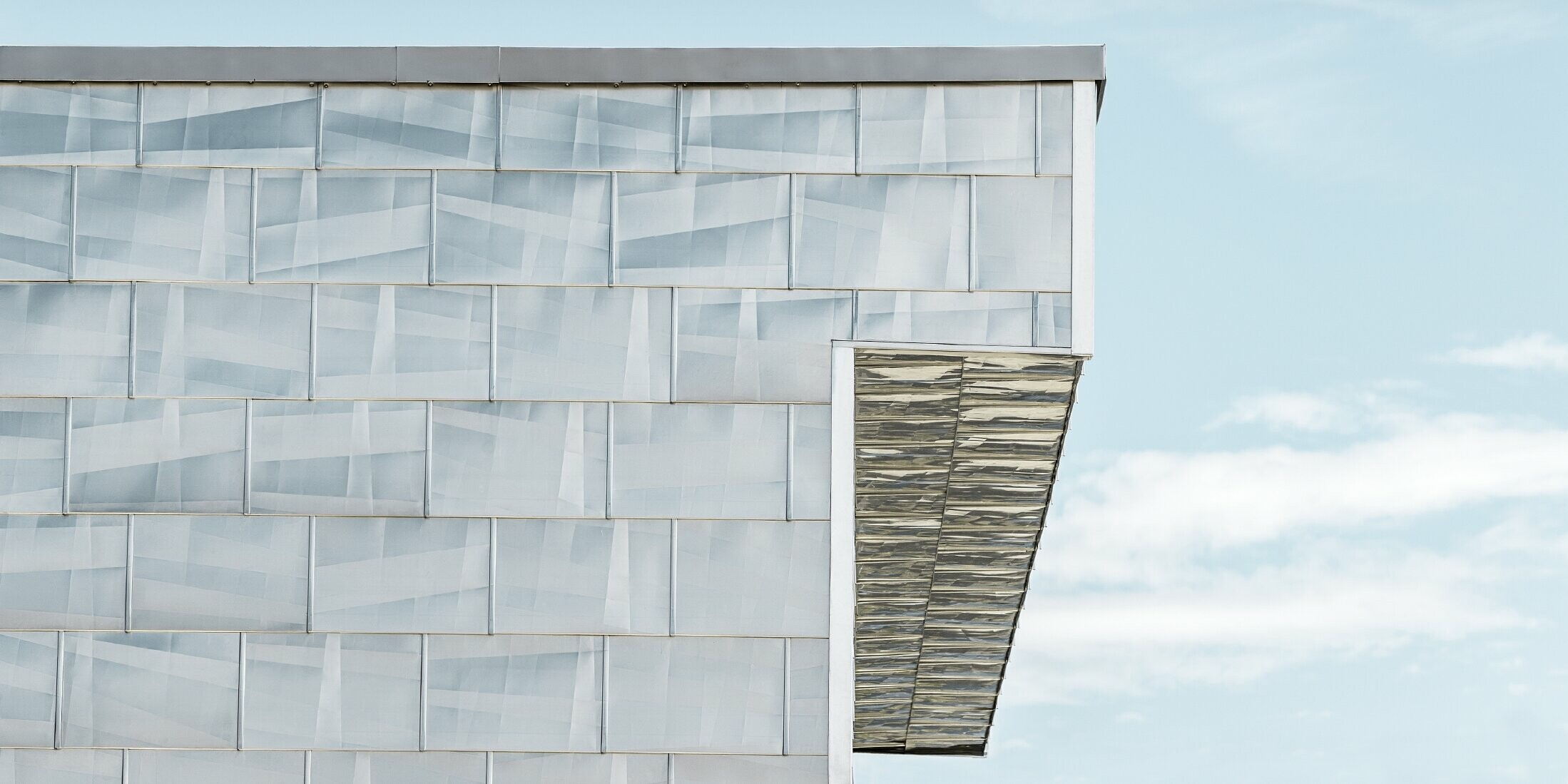 Naturblanke PREFA Fassadenpaneele FX.12 an der Fassade des Cry d'Er Club d'Altitude. 