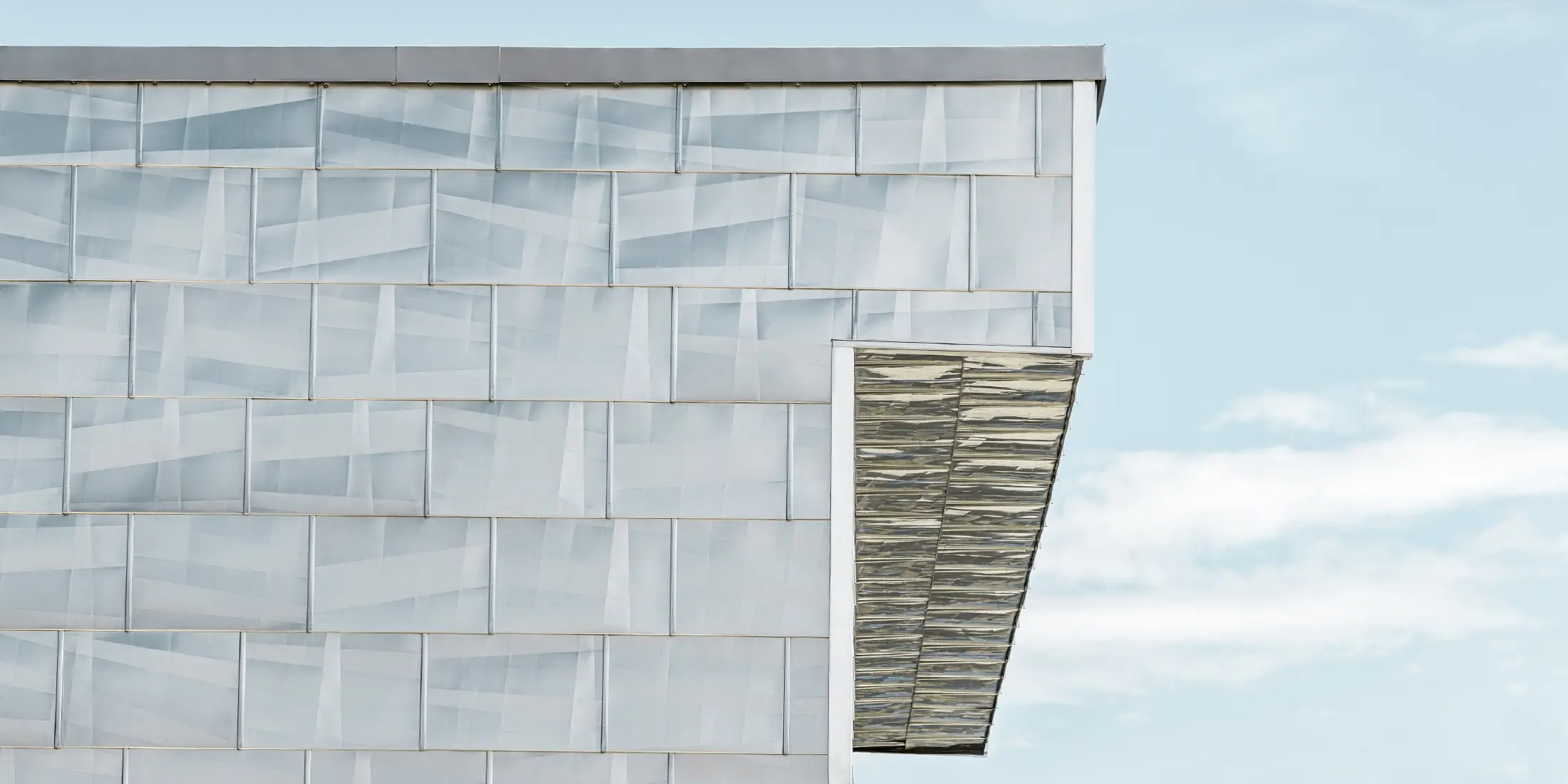 Naturblanke PREFA Fassadenpaneele FX.12 an der Fassade des Cry d'Er Club d'Altitude. 