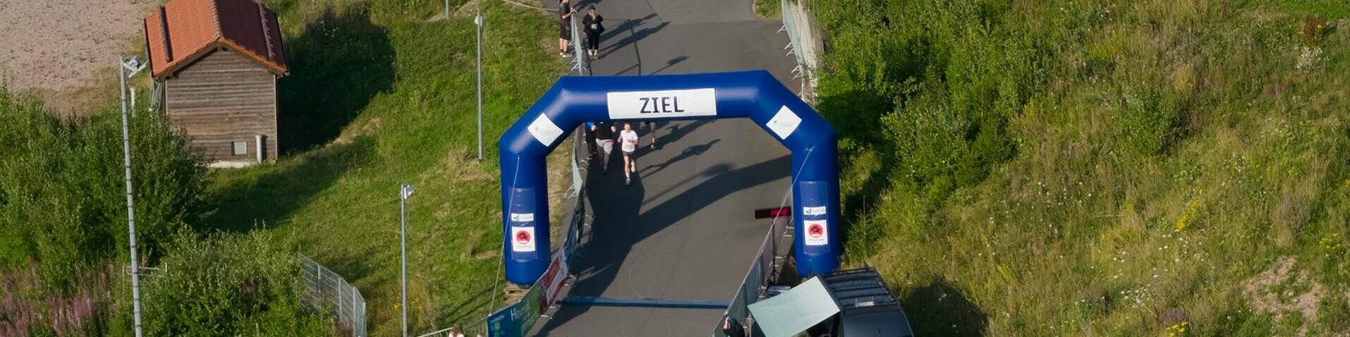 Zieleinlaufbogen des 15. Firmenlaufs in Oberhof mit PREFA Logos links und rechts. 