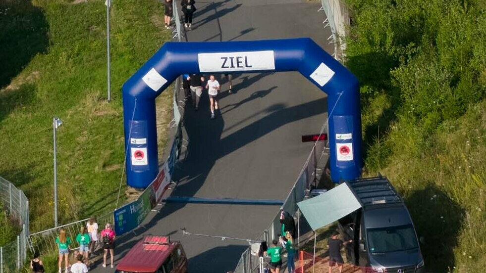 Zieleinlaufbogen des 15. Firmenlaufs in Oberhof mit PREFA Logos links und rechts. 
