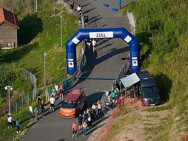Zieleinlaufbogen des 15. Firmenlaufs in Oberhof mit PREFA Logos links und rechts. 
