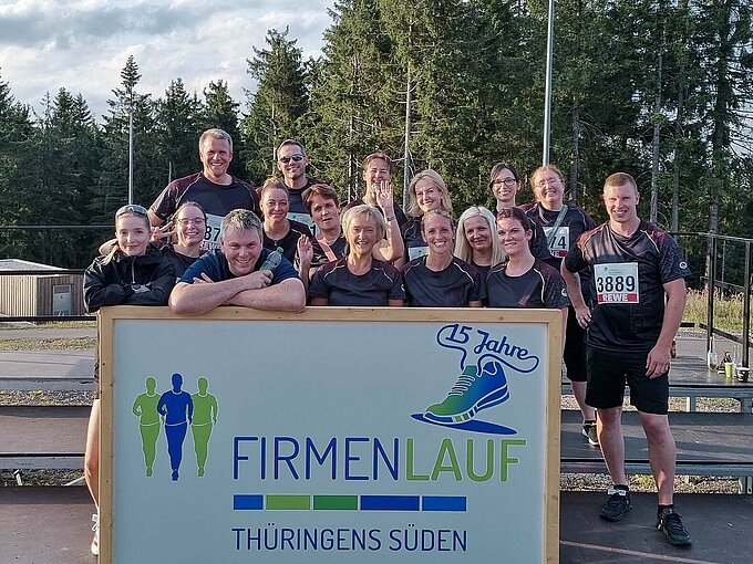 Die 16 Teilnehmer und Teilnehmerinnen der PREFA Wasungen beim Firmenlauf in Oberhof 2025.