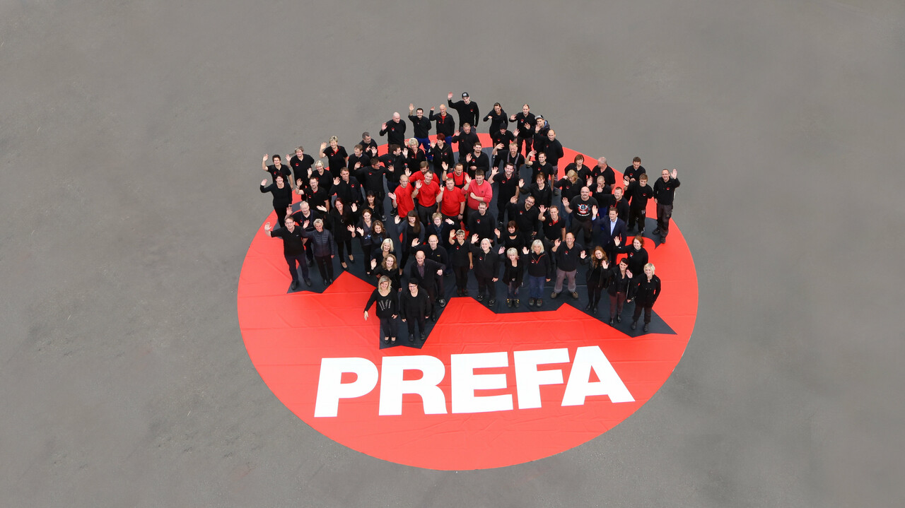 Aufnahme von winkenden PREFA Ansprechpartnern.