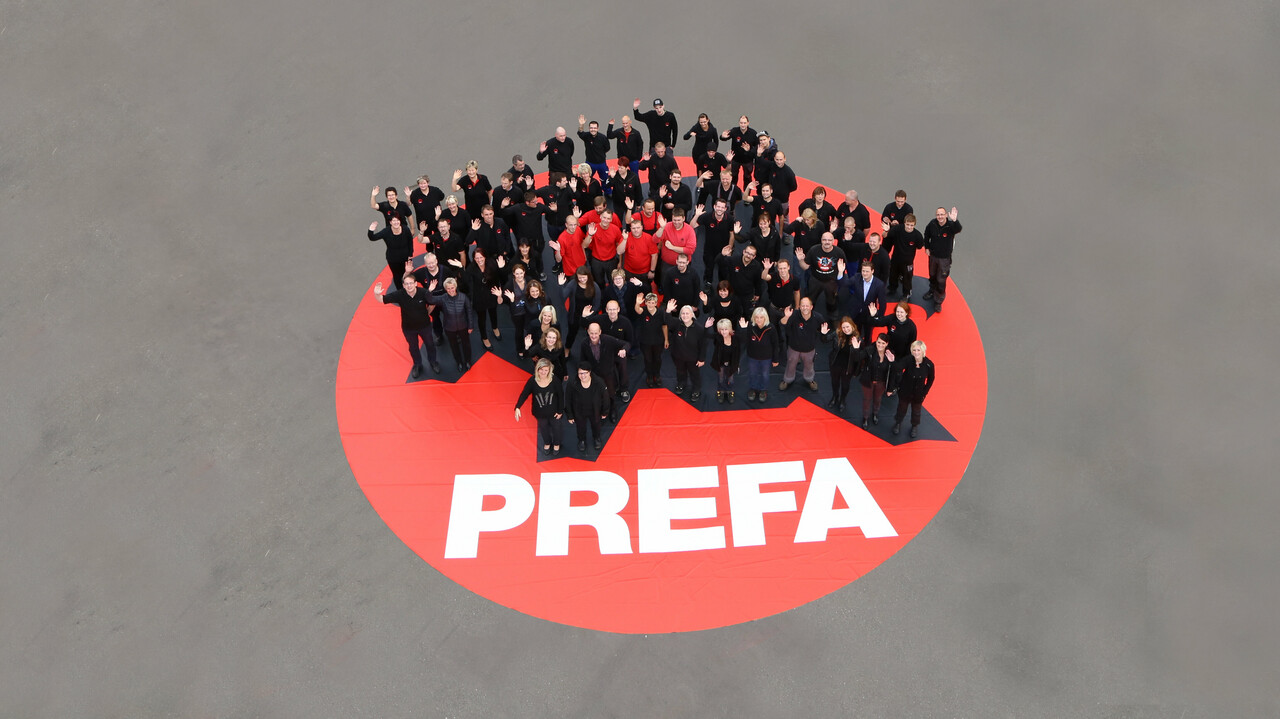 Aufnahme von winkenden PREFA Ansprechpartnern.