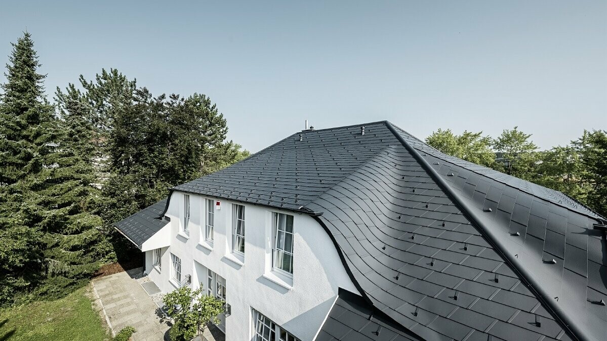 Ein Einfamilienhaus und Garage gedeckt mit der DS.19 in P.10 Anthrazit