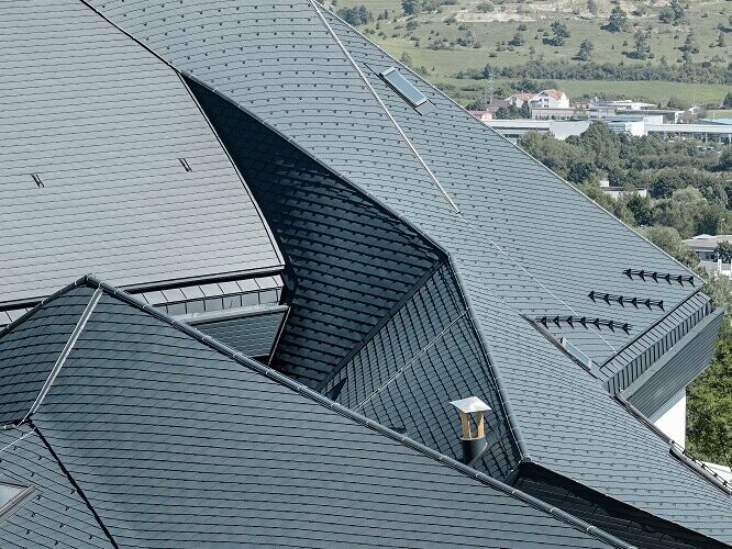 Waldorfschule in Heidenheim gedeckt mit PREFA Dachschindel in Anthrazit