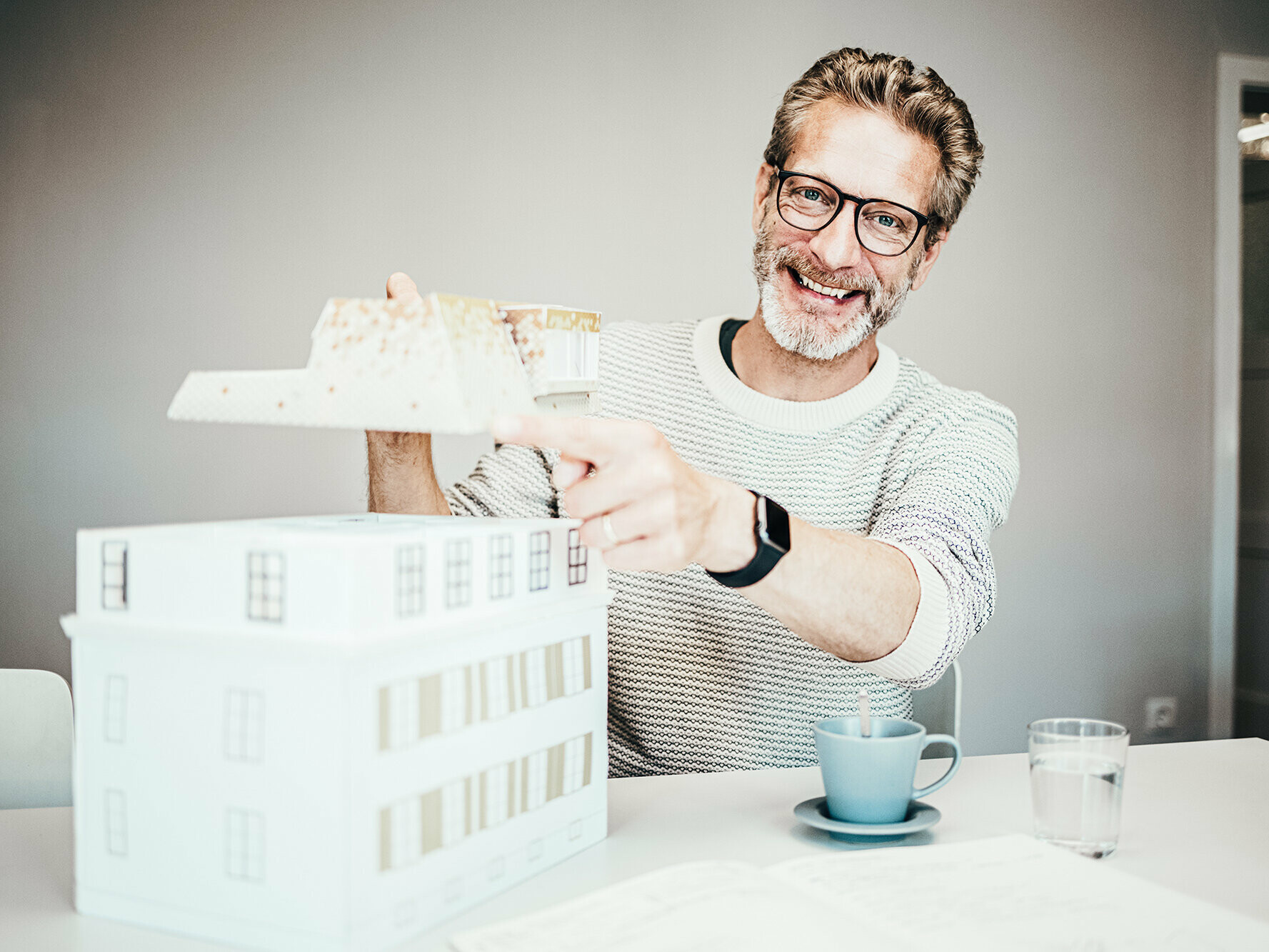 Portrait von Jan-Christian Heuser mit Modell der Reininghaus Villa.