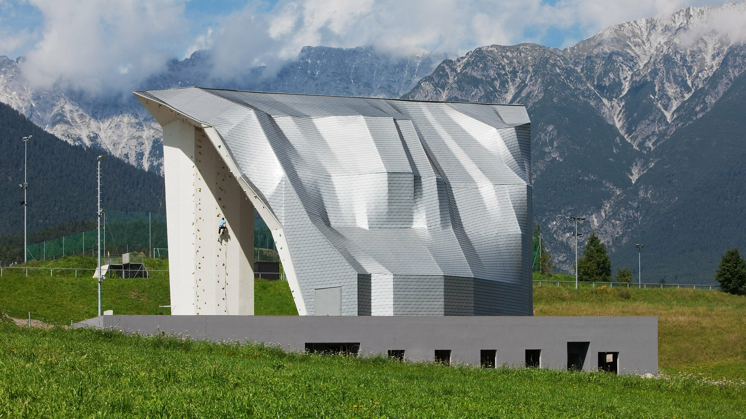 Kletterturm in Imst mit PREFA Wandschindeln in der Farbe Silbermetallic