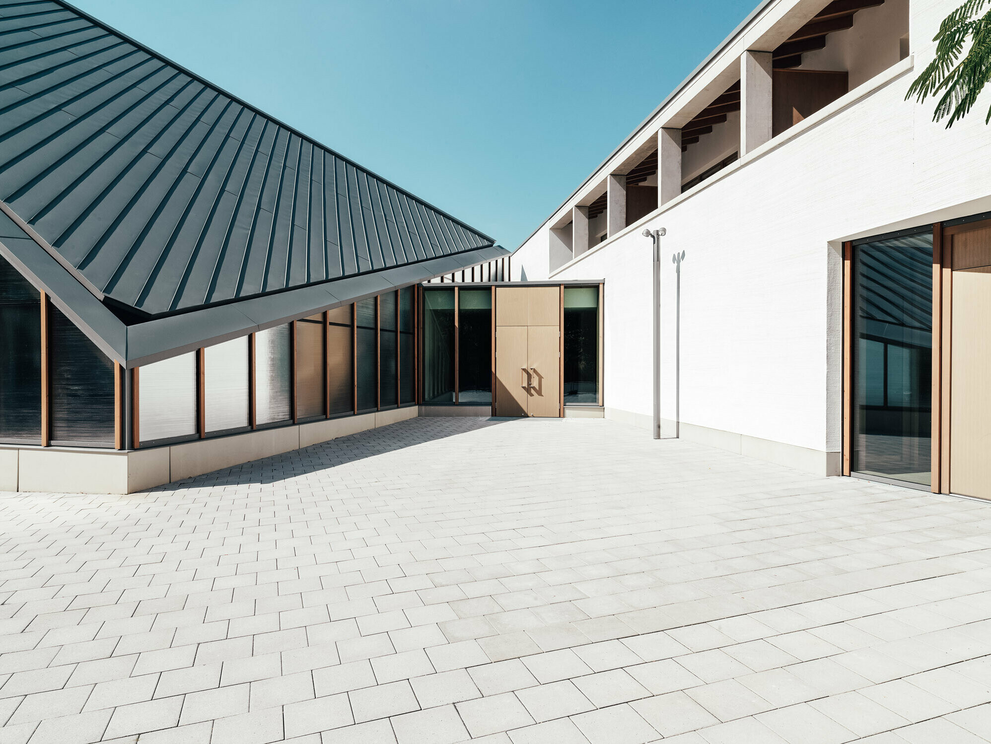 Stephanskirche in Köln, überdacht in Prefalz P.10 Dunkelgrau