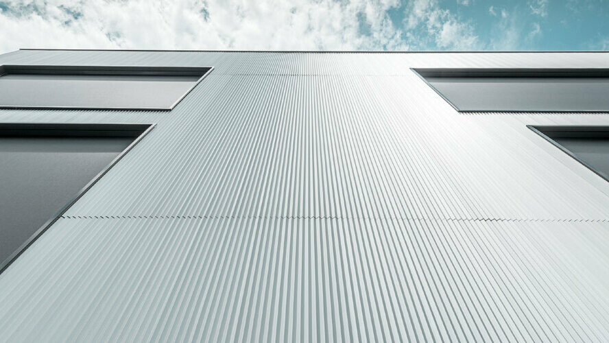 Nahansicht eines Gebäudes mit PREFA Zackenprofil an der Fassade in der Farbe Alu natur eloxiert