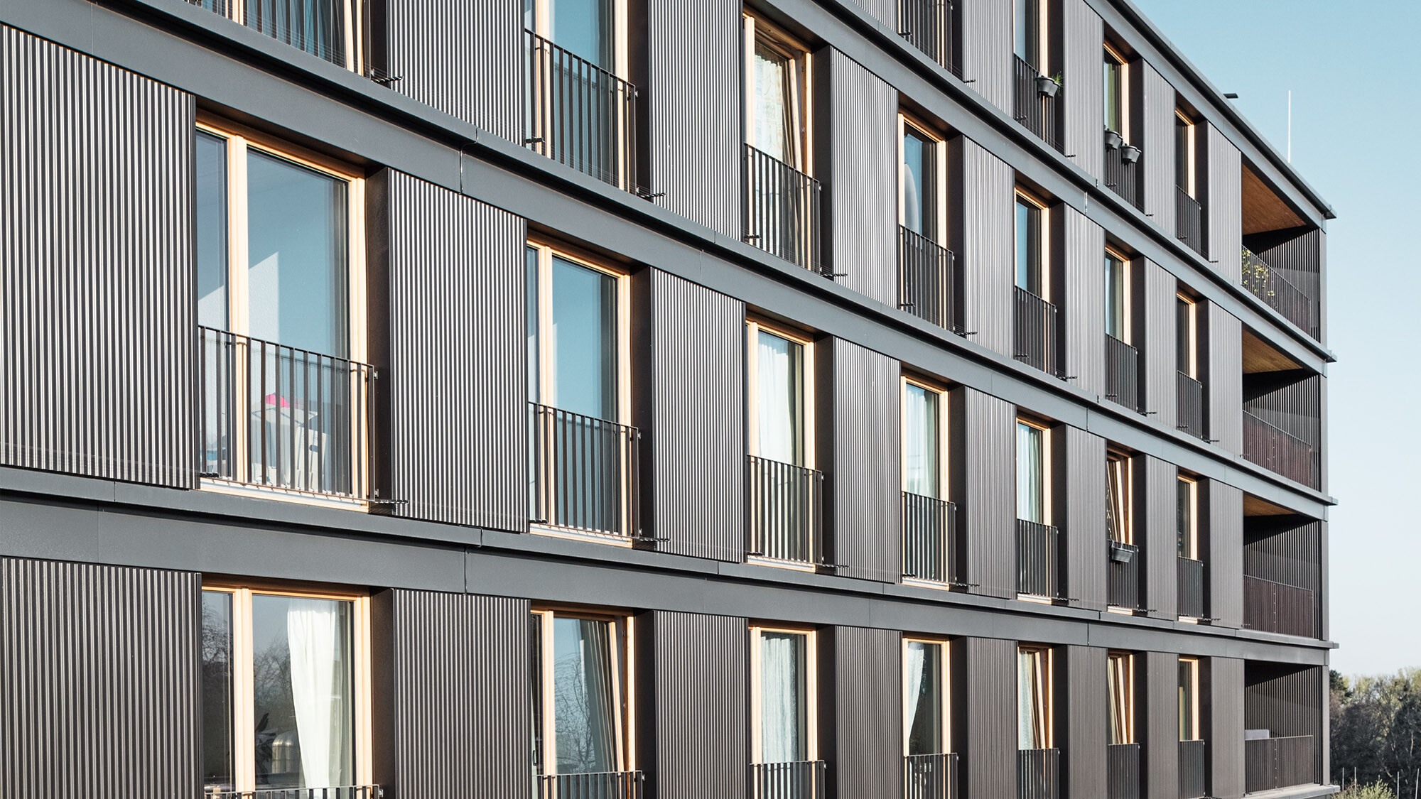 Die profilierte Aluminiumfassade und die Fenster des Baus aus der Nähe.