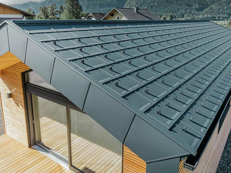 das neue Bürohaus der Firma Holzbau Faltheiner wurde mit der neuen PREFA Dachplatte R.16 in der Farbe anthrazit P.10 eingedeckt