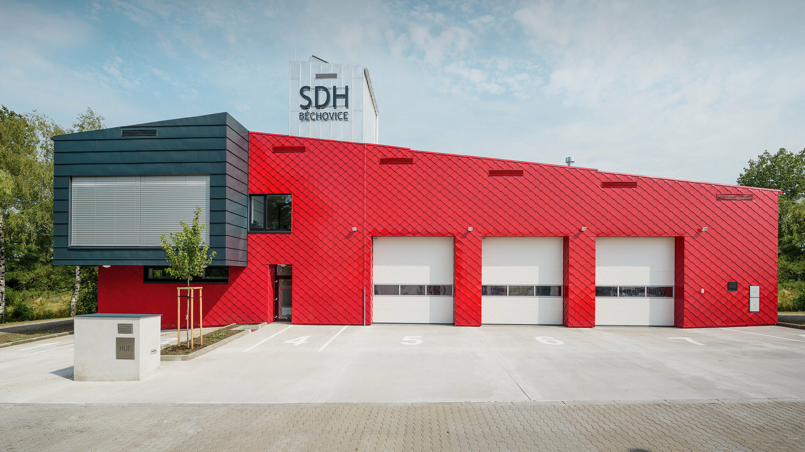 Feuerwehrhaus mit Prefalz und PREFA Wandrauten in Anthrazit, Feuerwehrrot und Naturblank