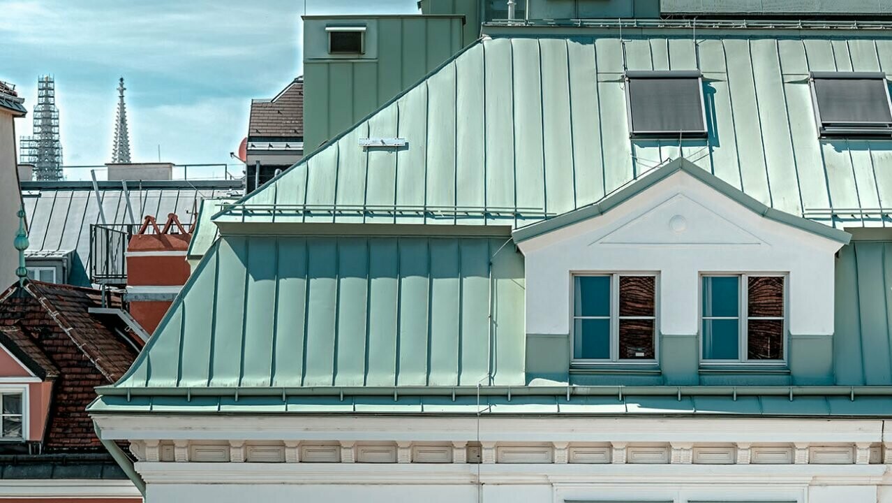 Das patinagrüne Prefalz Dach des Künstlerhaus in Wien in einer seitlichen Ansicht.