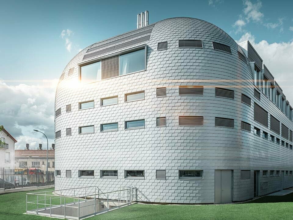 Das Technologie-Center in Paris wurde mit PREFA Dach- und Wandschindeln in Silbermetallic eingedeckt