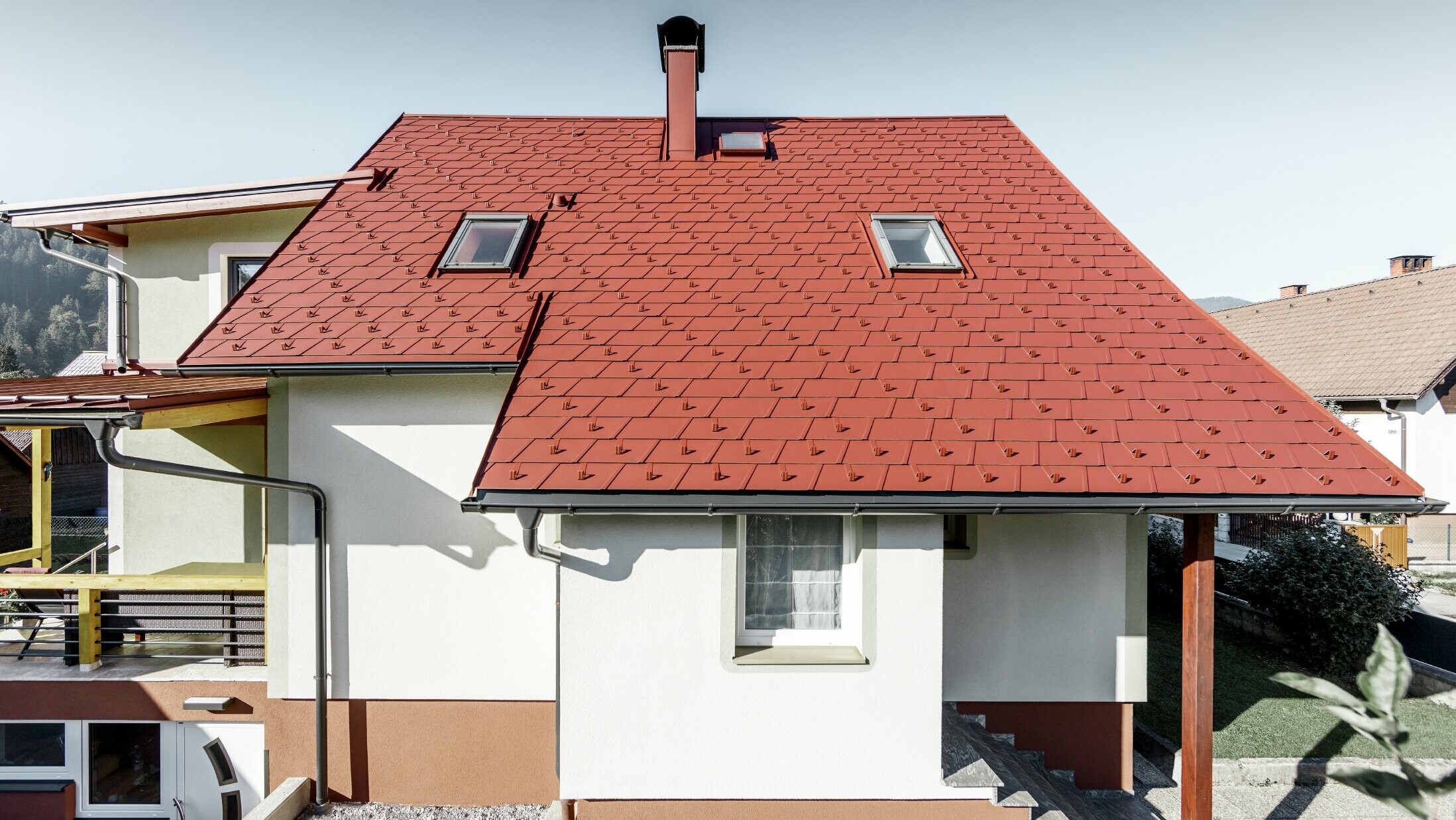 Saniertes Einfamilienhaus mit neuem PREFA Dachschindel-Dach, verlegt wurde die DS.19 in der Farbe oxydrot.