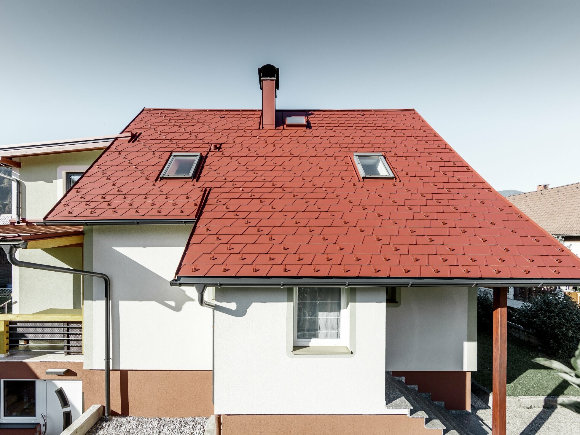 Saniertes Einfamilienhaus mit neuem PREFA Dachschindel-Dach, verlegt wurde die DS.19 in der Farbe oxydrot.